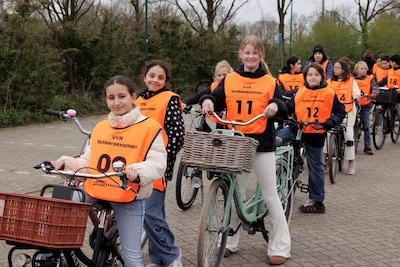 Verkeersexamen in Veenendaal en 2651 euro voor fabricage knuffelolifanten