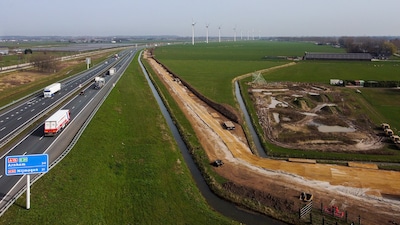 Graafmachines al warmgedraaid, maar dan wordt noodstop ingedrukt voor zonnepark van 20 hectare langs A15: ‘Teleurstellend’