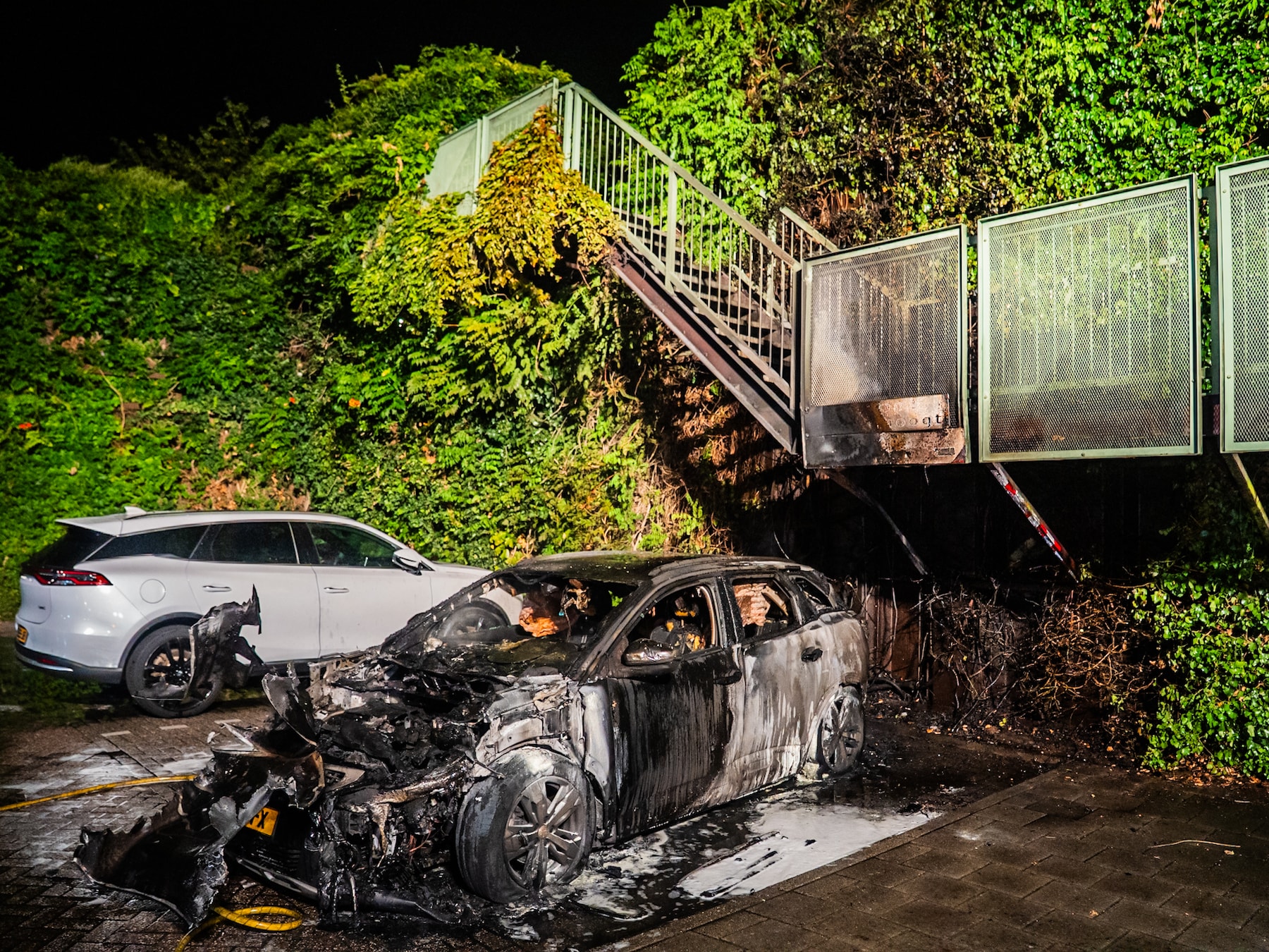 Auto in brand op Klarendalseweg in Arnhem