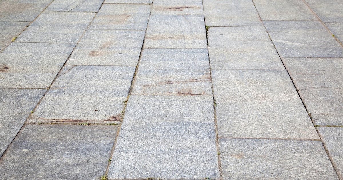 Weg bezaaid met brokstukken na explosie bij auto in Tilburgse woonwijk