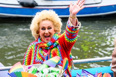 Karin hangt de kerstvrouw uit en Caroline zoekt de sneeuw op