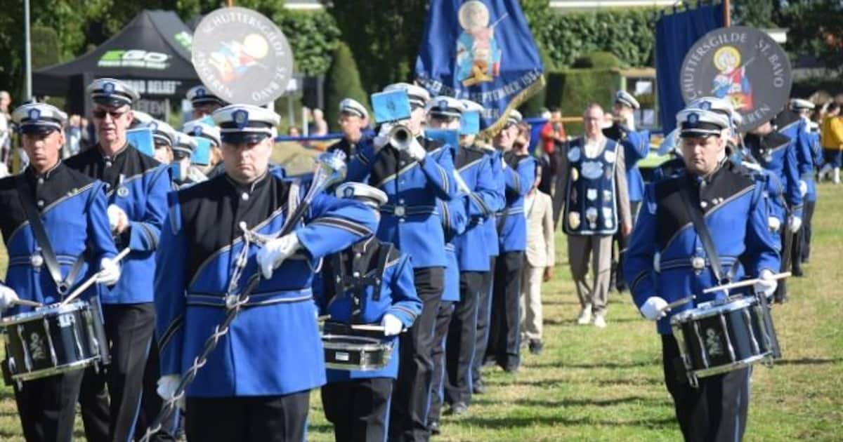 Schuttersgilde St. Bavo viert 70ste verjaardag in nieuwe uniformen in Angeren