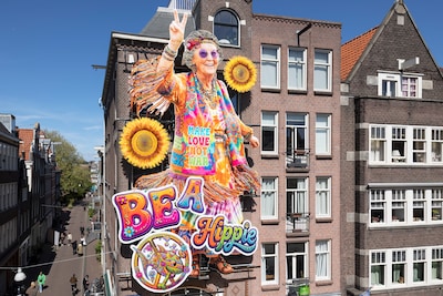 Beatrix als vrolijke hippie op de gevel van café voor Koningsdag: ‘Make love, not war’