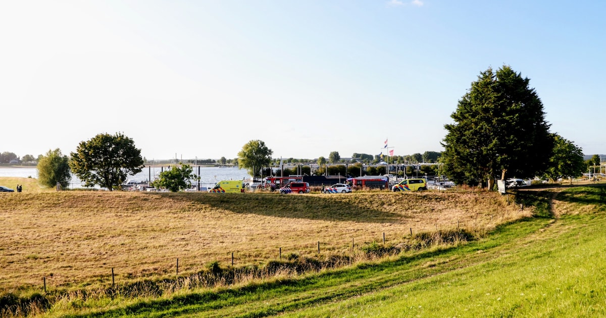 Persoon te water in Maurik, meerdere hulpdiensten rukken uit