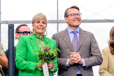 Eerst een mantelpak à la Beatrix, nu metallic en korset: de opvallende stijls­witch van prinses Laurentien