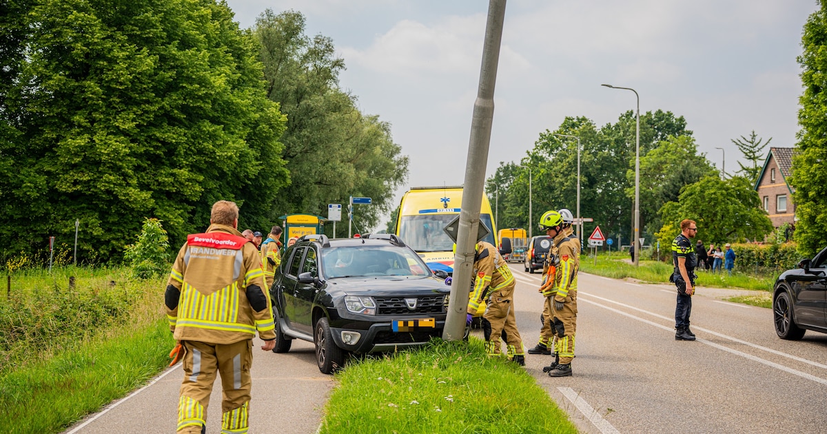 Auto raakt van de weg en botst tegen lantaarnpaal in Lathum