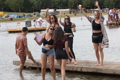 Dansen met je voeten in het zand én de sauna in: dit is Lago Lago, het ‘vakantiefestival’ in de Acht