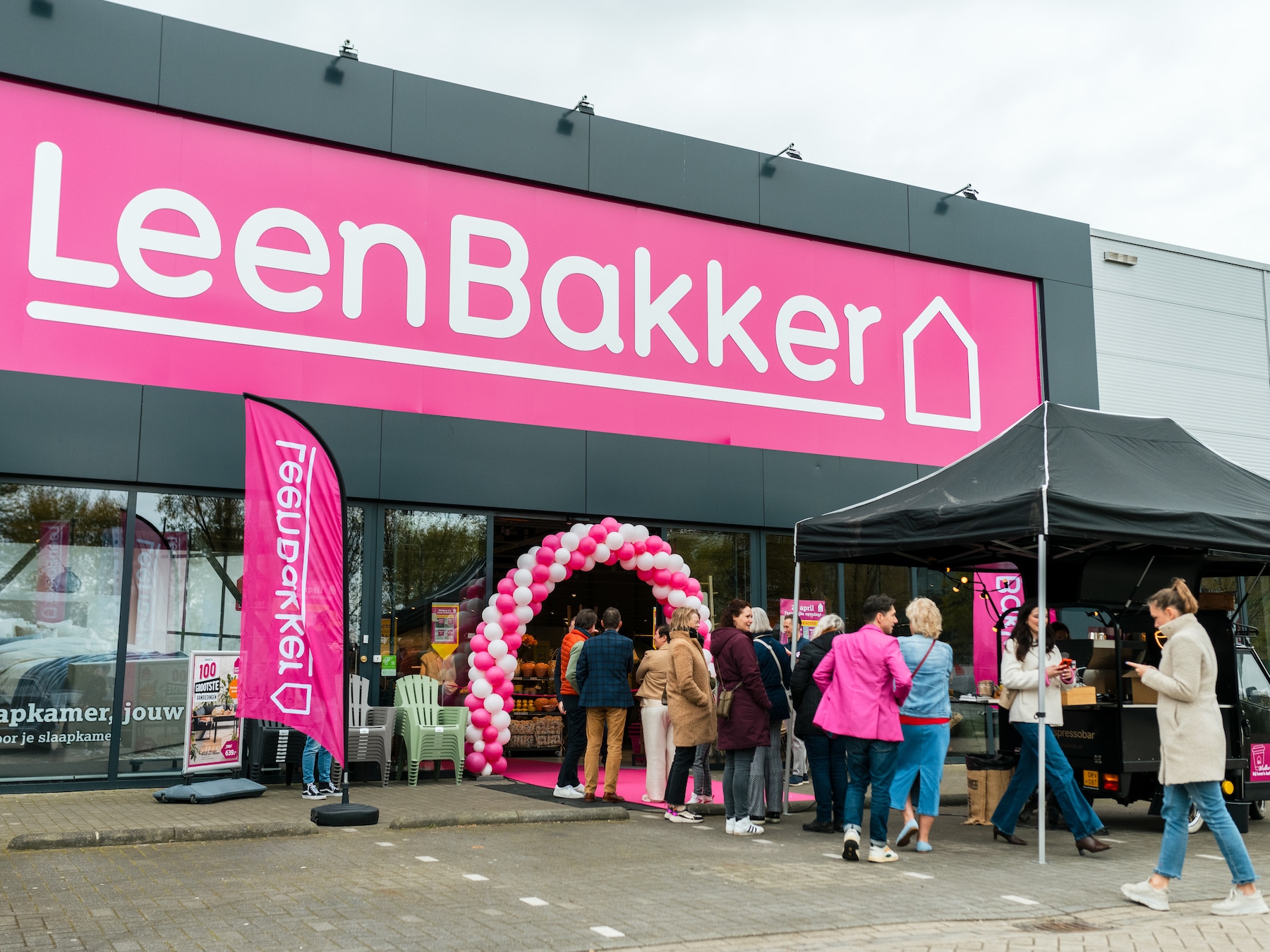 Waarom het zo slecht gaat met Leen Bakker: ‘Ze moeten het spel anders gaan spelen’