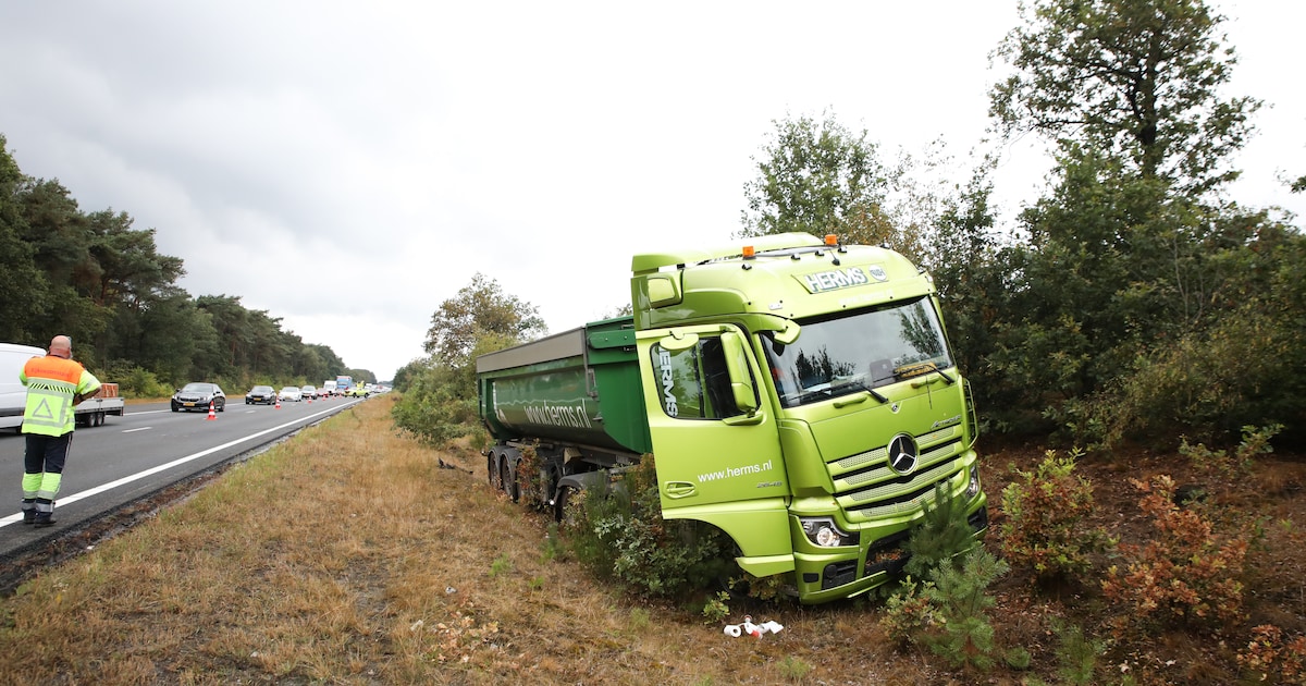 Vrachtwagen belandt in berm langs A1 bij Stroe, één rijstrook dicht
