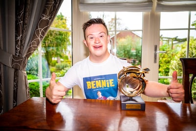 Trofee van acteur Wesley (25) is groter dan die van VI: ‘Zelfs met prijs in bed geslapen’