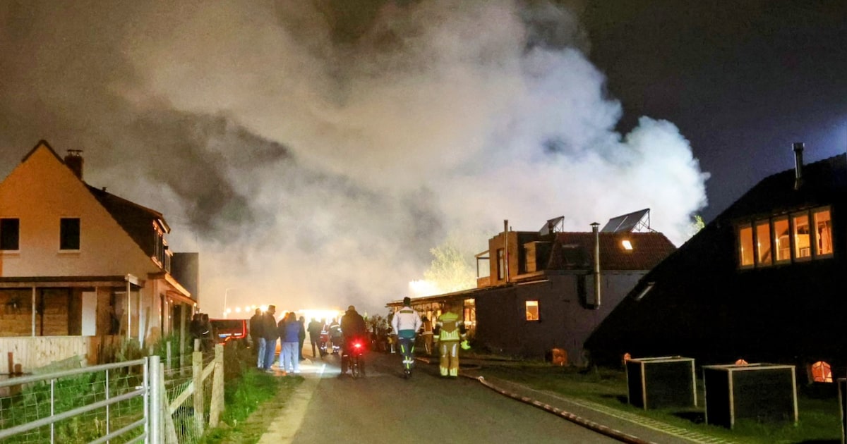 Woning gaat verloren bij grote brand aan Waaldijk in Vuren