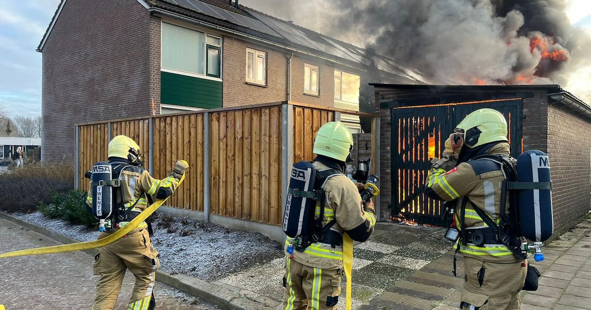 Schuur brandt volledig uit in Haaksbergen: ‘Omwonenden hoorden een harde knal’