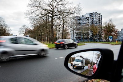 Na nieuw ongeluk met kind op druk verkeersplein is buurt het zat: ‘Lijkt wel het Formule 1-circuit van Zandvoort’