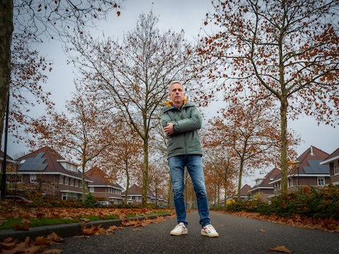 Jos te Bogt in de straat in Klein Rome met aan weerszijden de bomen waar een kapvergunning voor is aangevraagd en vervolgens weer ingetrokken.