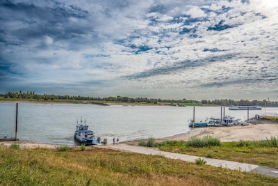 Dit voetveer houdt nog stand: ‘Door heen en weer te varen, houd je de geul open’