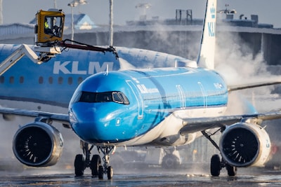 Problemen op Schiphol nemen toe: vloeistof om vliegtuigen ijsvrij te maken raakt op