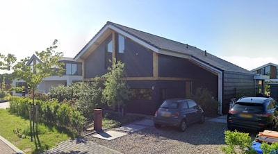 Fundaparel: in de tuin van deze Veenendaalse villa staat een eigen bar