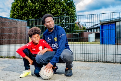 Batou (11) is ‘helemaal Nederlands’, maar IND stuurt hem terug naar Gambia: ‘Hij zal een ellendig le