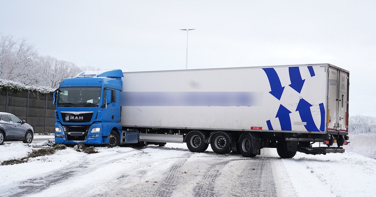 Geschaarde vrachtwagen verspert Burgemeester Letschertweg, file richting Tilburg Noord
