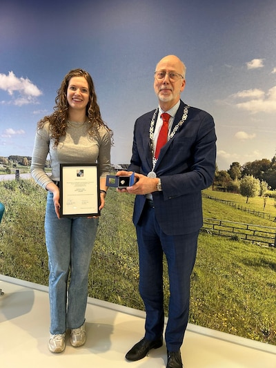 Westervoortse baanwielrenster Kim Kalée ontvangt gemeentespeld voor haar uitzonderlijke prestaties