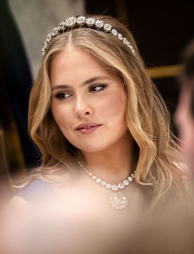 Prinses Amalia straalt bij staatsbanket in beige jurk met bijzondere juwelen: ‘Belle van het bal’