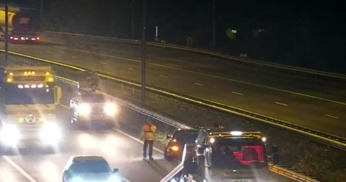 Flinke file door ongeluk met meerdere autos op snelweg.