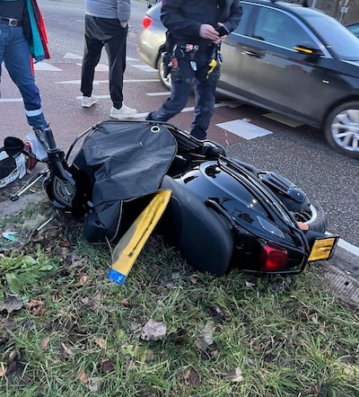 ‘Echt, écht eng’: meiden crashen op beruchte rotonde – en vlak na hen wordt nog een fietser geraakt