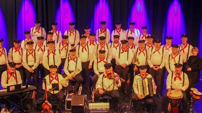 Shantykoor Alle Hens treedt op in Elst