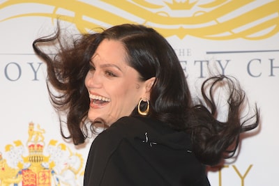 Jessie J negeert koninklijke protocol en geeft prinses Catherine een knuffel