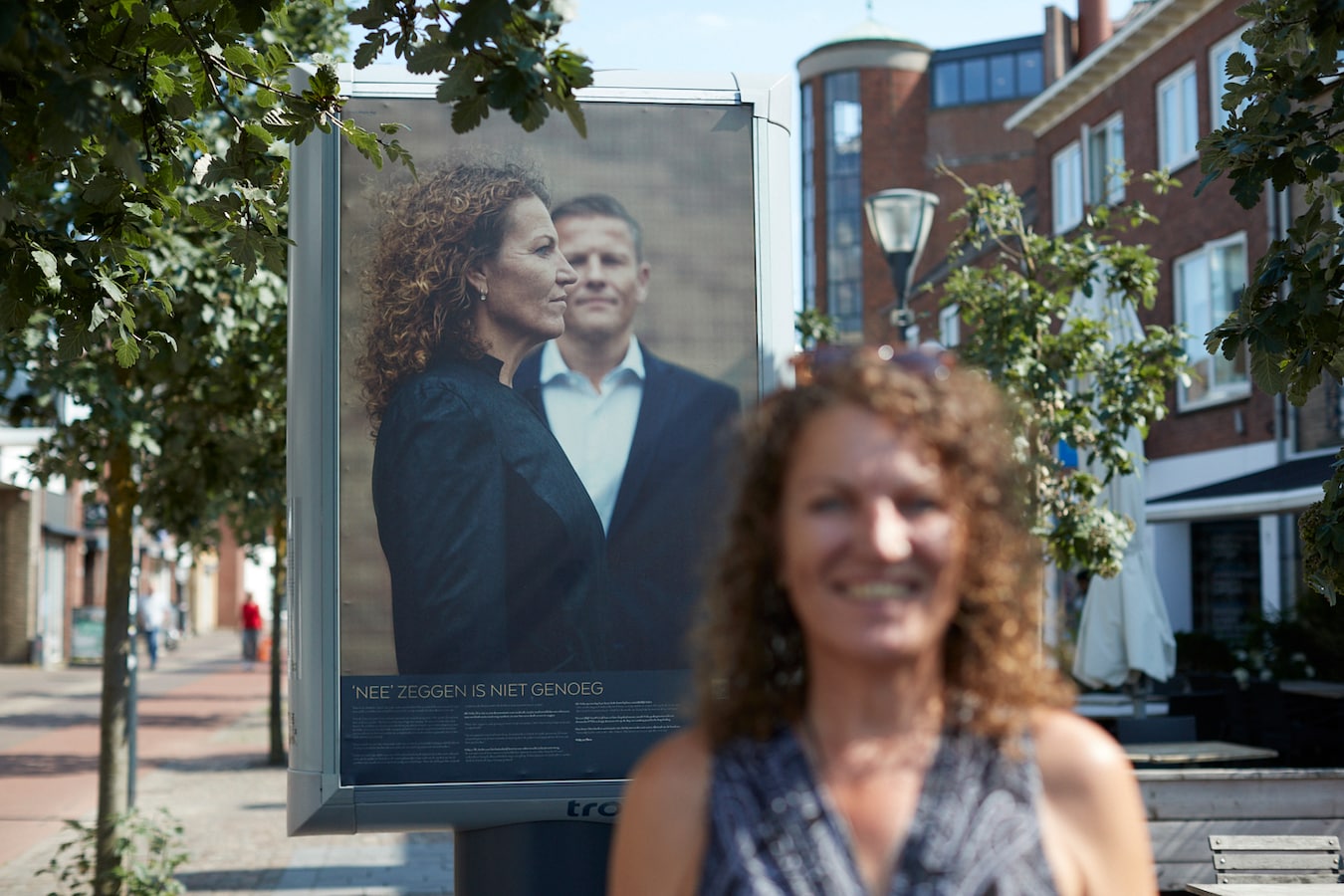 Vicky (54) werd jaren misbruikt, nu staat haar portret levensgroot in ...