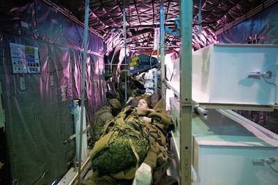 Aan boord van de ‘vliegende ambulance’: tussen alle trillingen moeten dokters op de been blijven