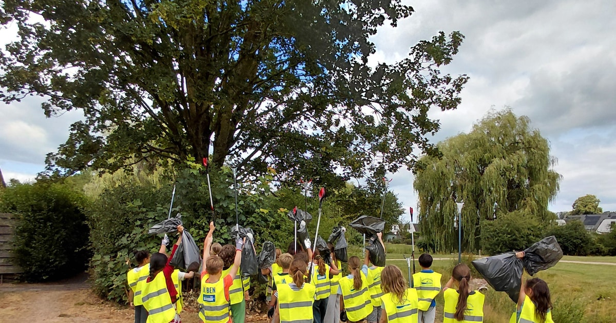 Doesburgse kinderen verzamelen afval rond hun school