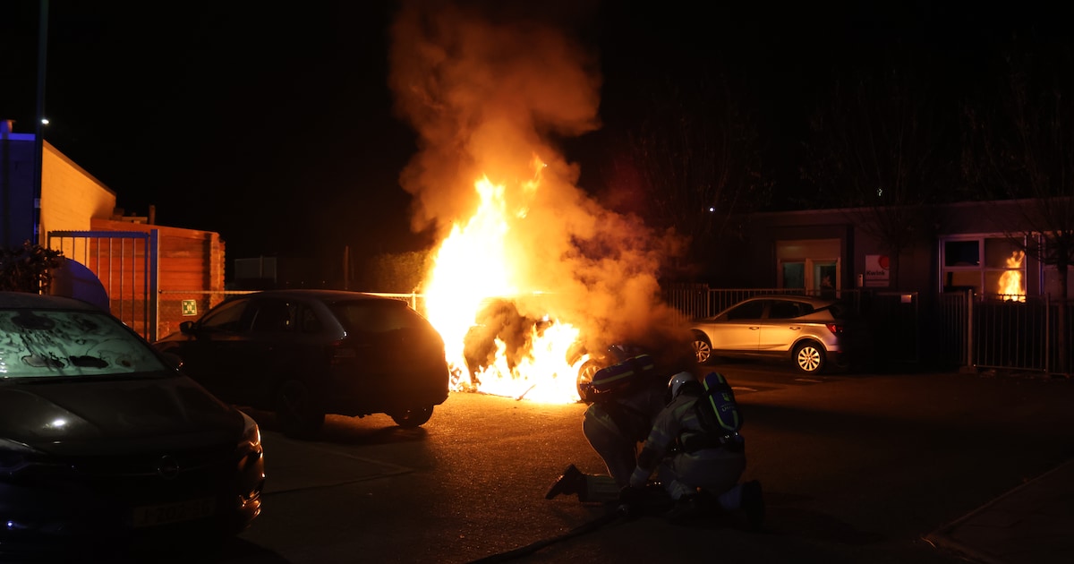 Auto brandt volledig uit op Oudeveen in Veenendaal