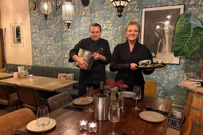 Yvonne beseft dat niet iedereen 'gezellig samen' is met kerst, daarom houdt ze de aanschuiftafel