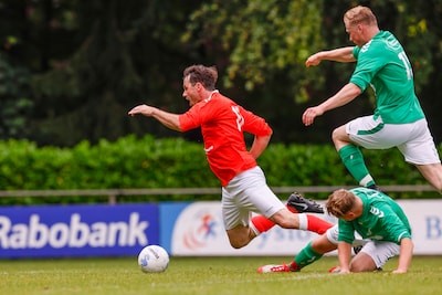 LIVE Amateurvoetbal | Kramp bij Lunteren en Unicum tijdens verlenging, gevaarlijkste schot raakt nok van kantine