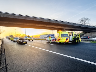 Automobilist overleden na botsing met vrachtwagen op A73 bij knooppunt Ewijk