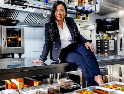 Bo Tan is chef voor de sterren tijdens een vlucht: ‘Vips zijn die chique hapjes met frutseltjes vaak zat’