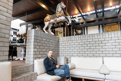 Zitkuil met ingebouwde open haard: In dit huis ga je ‘back to the 70s’