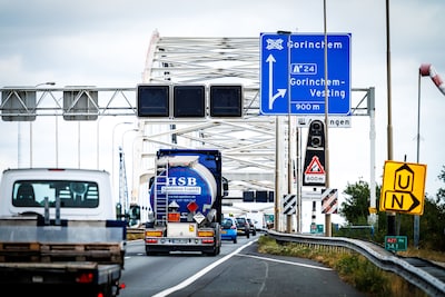 66 vrachtwagens in kwartier over verboden Merwedebrug; Rijkswaterstaat staat machteloos