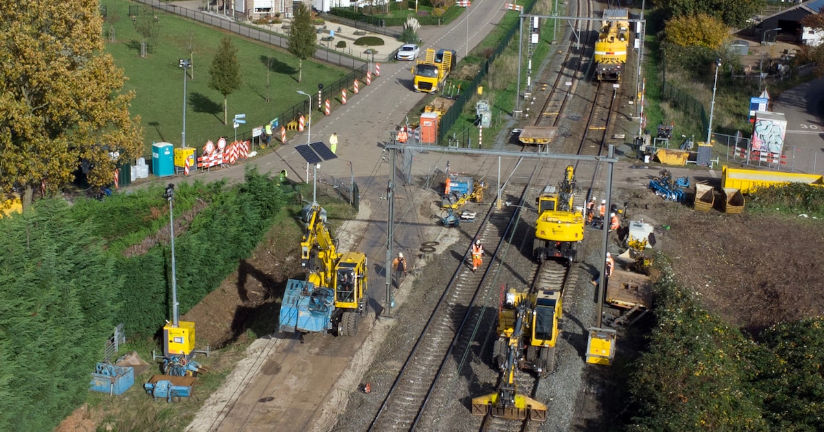 Een week na de treincrash in Meteren rijden de treinen weer | West ...