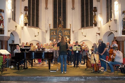 Weijerkoor voert 'Sint Jorismis' Herman Finkers uit