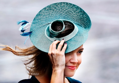 Harde wind voorspeld op Prinsjesdag: hoe blijven al die hoedjes op hun plek zitten?