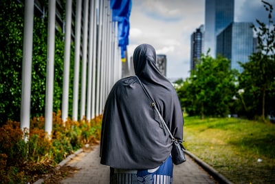 Alleenstaande moeder Laylo heeft drie ontsporende tieners en geen huis, toch krijgt ze geen hulp