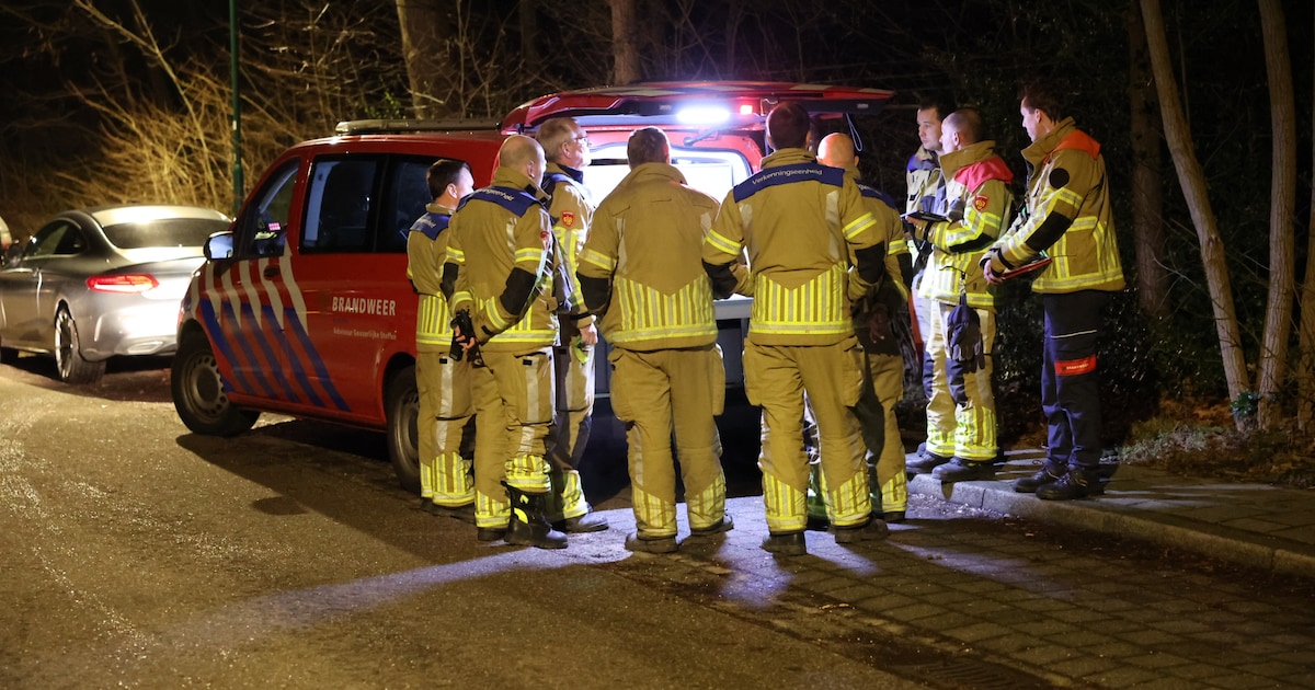 Grote inzet hulpdiensten in Soesterberg na vondst asbesthoudend materiaal: ‘Spoel je schoenen af’