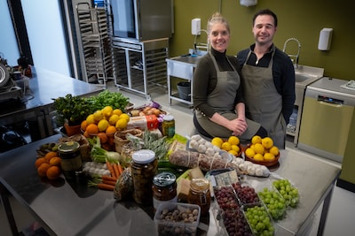 Van kantoortuin naar kaasplank: Caitlin en Robin verruilen bedrijfsleven voor carrière in eetbare kunst