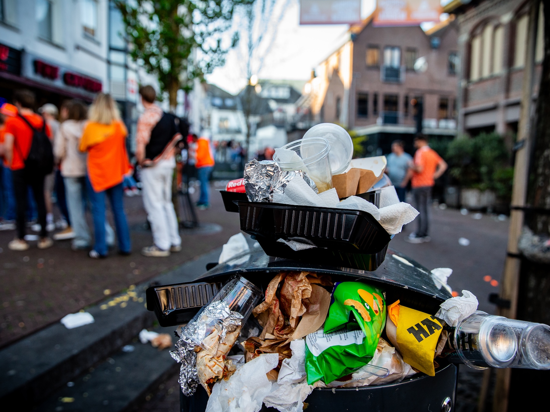Het kan niet elke dag feest zijn, zegt mijn Koningskater. Zeker niet zo’n feest
