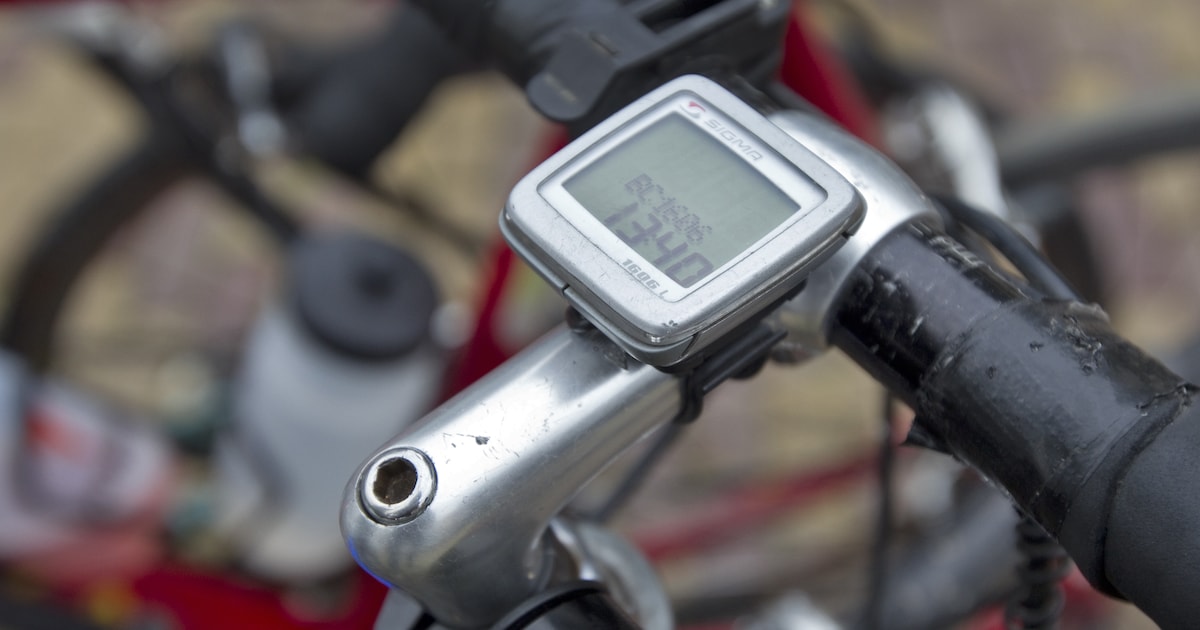 Mountainbiker slaat autobestuurder meerdere keren in zijn gezicht en fietst daarna weg; de politie z