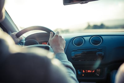 Theo ziet koelvloeistof uit zijn auto verdwijnen en vreest het ergste, tot hij ontdekt wat er mis is