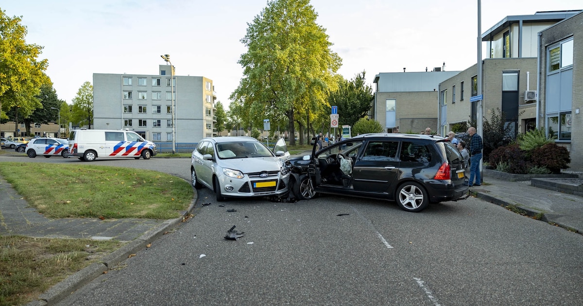 Auto's klappen hard op elkaar in Amersfoort