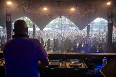 Veel klachten over luide evenementen aan Geffense Plas, maar volgens de wethouder zal er voorlopig n